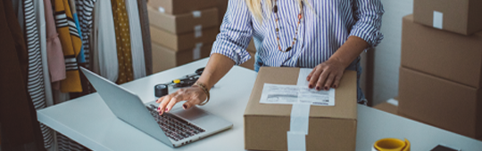 Paket wird auf Laptop erfasst